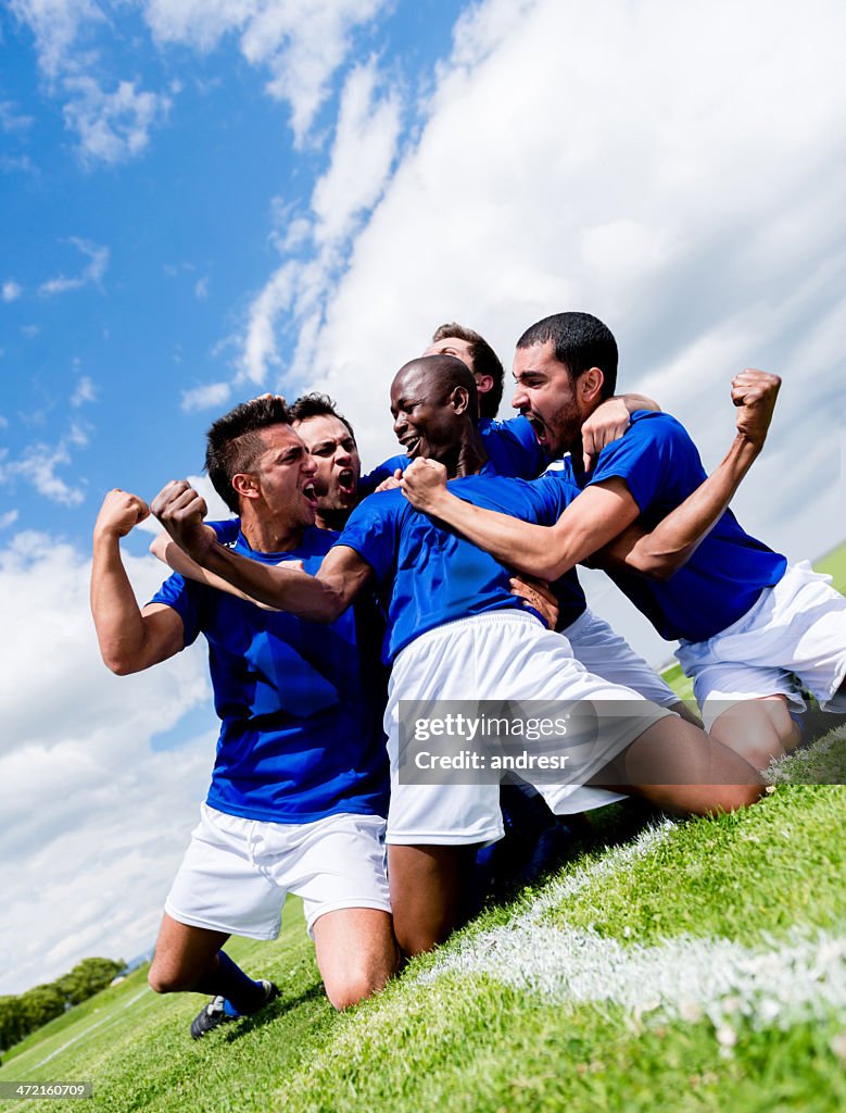 Squadra di calcio festeggia un gol