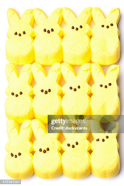 peeps yellow marshmallow easter bunnies - marshmallow peeps stockfoto's en -beelden