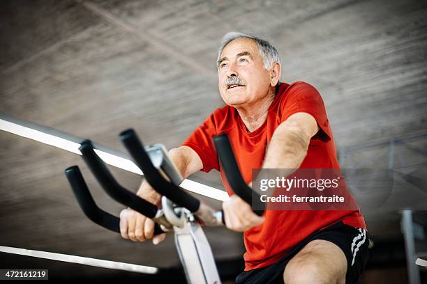 senior hombre en bicicleta, spinning - exercise bike fotografías e imágenes de stock