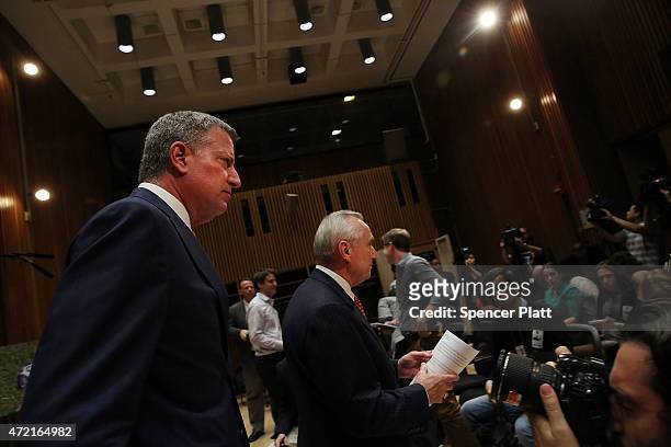 New York City Police Commissioner Bill Bratton leaves with Mayor Bill de Blasio after a news conference at police headquarters following the death of...