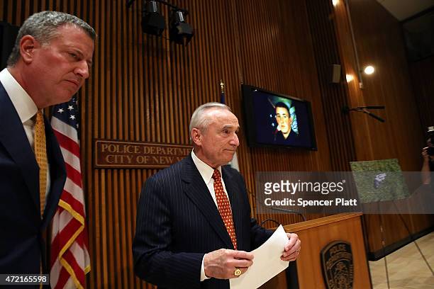 New York City Police Commissioner Bill Bratton leaves with Mayor Bill de Blasio after a news conference at police headquarters following the death of...