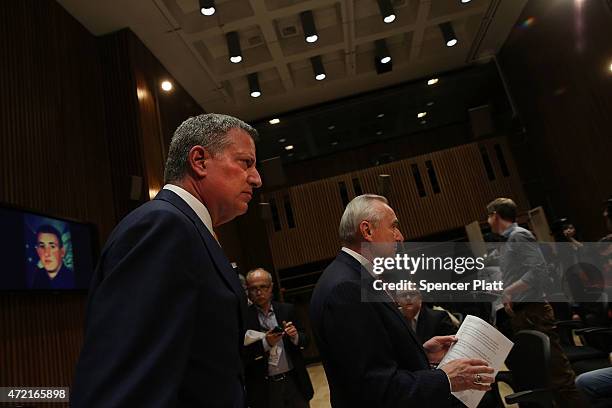 New York City Police Commissioner Bill Bratton leaves with Mayor Bill de Blasio after a news conference at police headquarters following the death of...