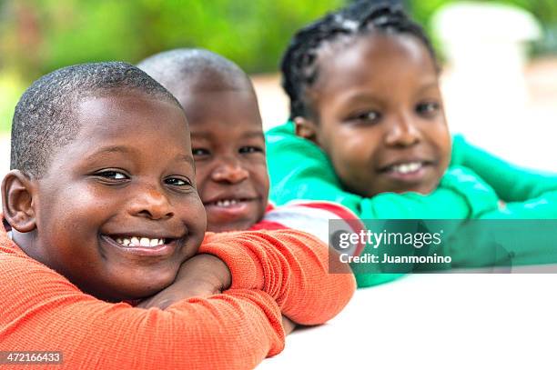 lächelnd kinder - jamaikanischer abstammung stock-fotos und bilder