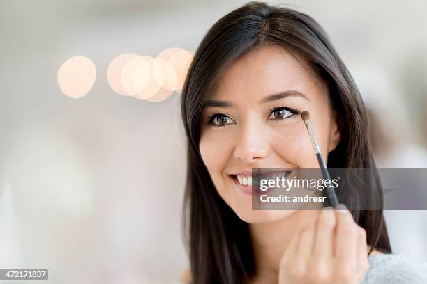 donna, applicare il trucco degli occhi - applying makeup with brush foto e immagini stock