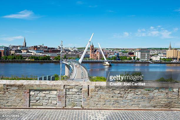 ponte da paz e da cidade de derry, irlanda do norte - londonderry - fotografias e filmes do acervo