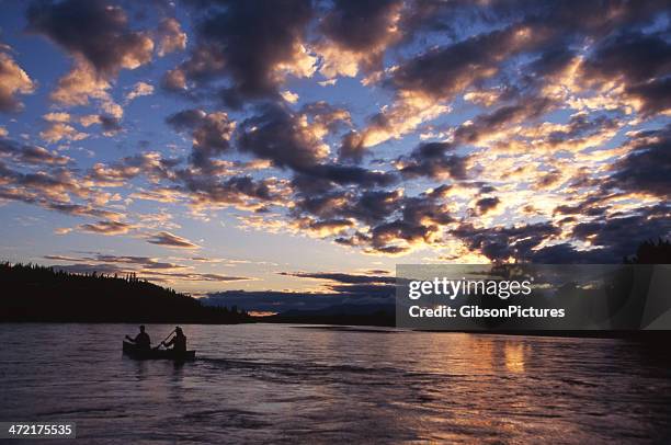 meia-noite de paddle em yukon - rio yukon - fotografias e filmes do acervo