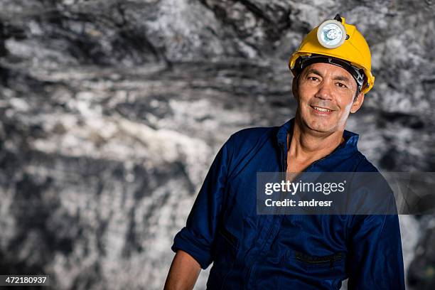 hombre trabajando en una mina - minero de carbón fotografías e imágenes de stock