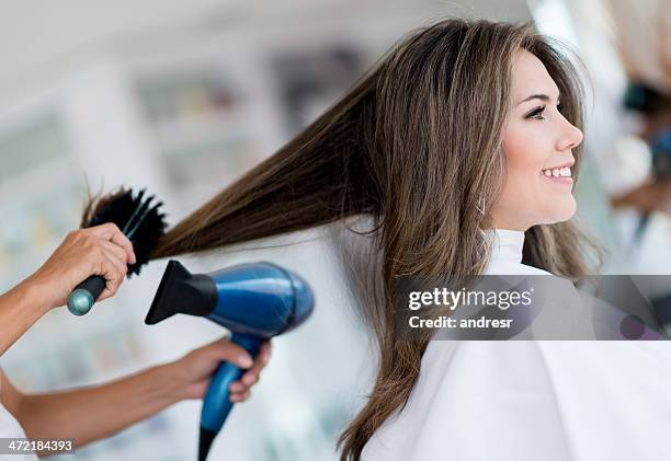 frau bei der friseur - haare föhnen stock-fotos und bilder