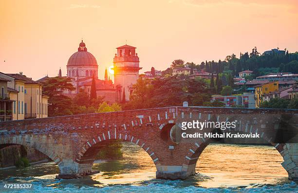 ponte pietra, verona, italien - verona italien stock-fotos und bilder