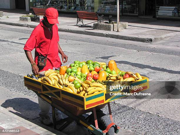 entrega de frutas - san andres colombia fotografías e imágenes de stock