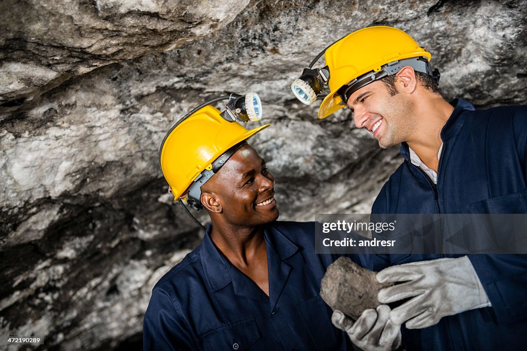 Mineurs travaillant ensemble