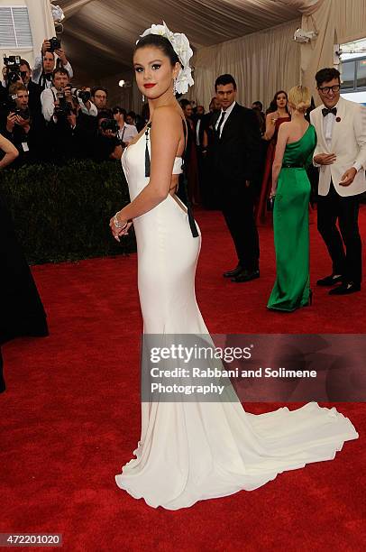 Selena Gomez arrives at "China: Through The Looking Glass" Costume Institute Benefit Gala at the Metropolitan Museum of Art on May 4, 2015 in New...