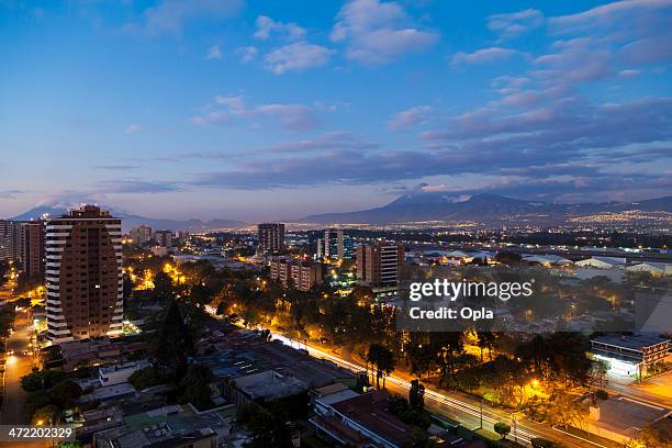 guatemala city by dusk - guatemala stad stockfoto's en -beelden