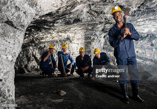 mann mit einer gruppe von bergarbeiter - coal miner stock-fotos und bilder