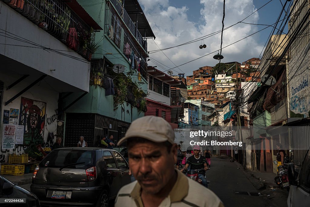 Colombians Head Home as Venezuela's Maduro Loses Backing of Poor