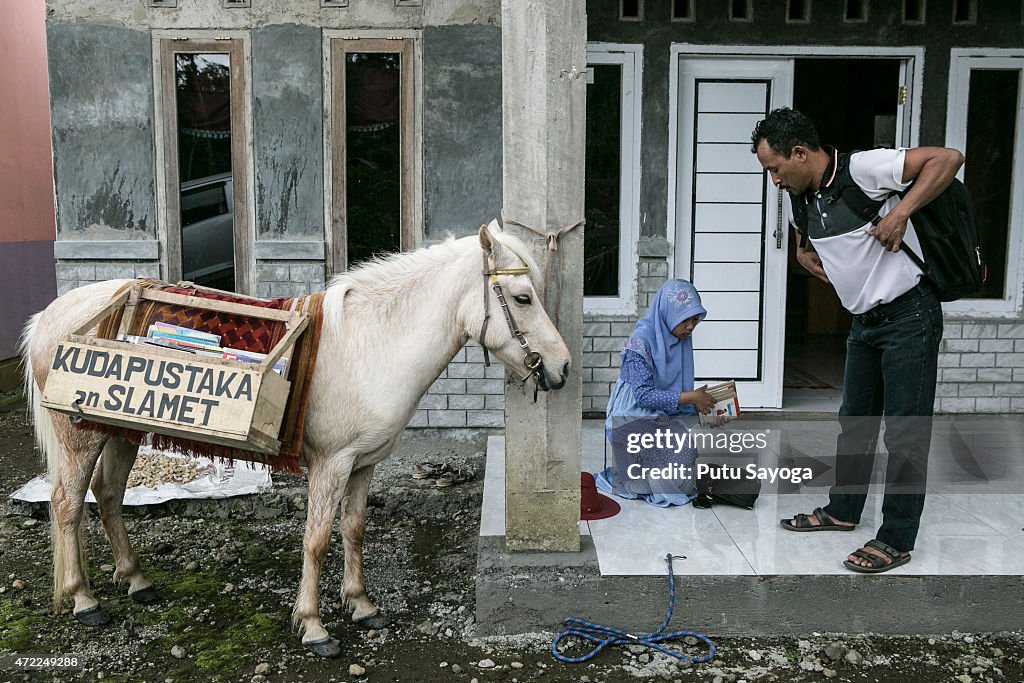 Javanese Man Uses Horse As A Mobile Library