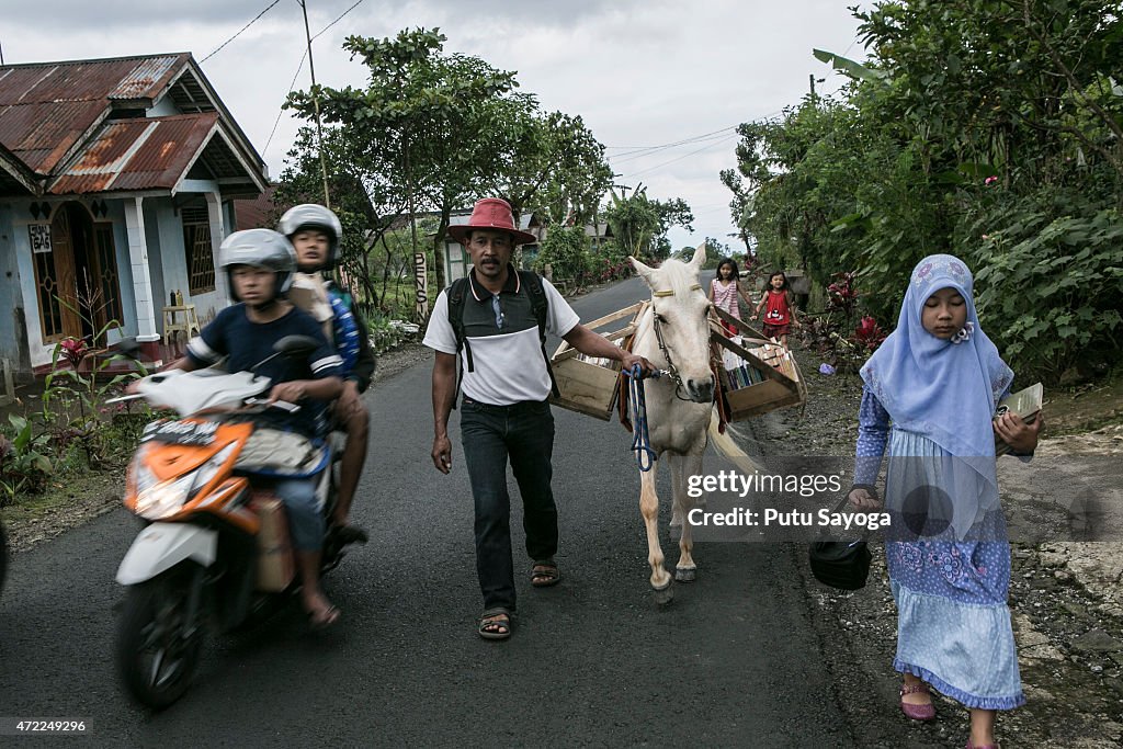 Javanese Man Uses Horse As A Mobile Library