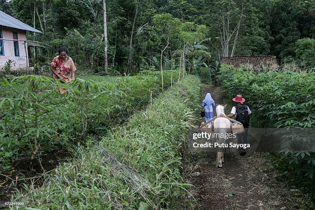 Javanese Man Uses Horse As A Mobile Library