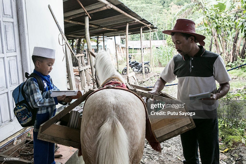 Javanese Man Uses Horse As A Mobile Library