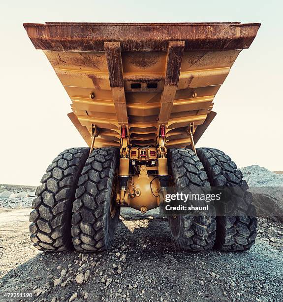 autotrazione autocarro ribaltabile - mining low angle foto e immagini stock