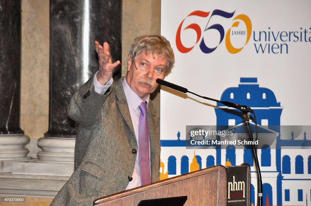 Hans-Joerg Rheinberger speaks to the audience during the 'Das Wissen ...