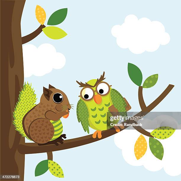 illustrazioni stock, clip art, cartoni animati e icone di tendenza di scoiattolo e gufo chattare - gufo