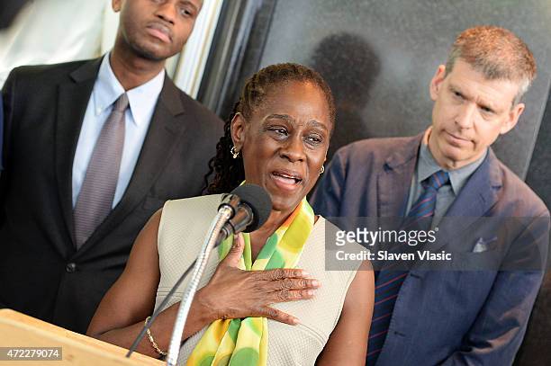 New York First Lady Chirlane McCray visits the Empire State Building to raise awareness for mental health at The Empire State Building on May 5, 2015...