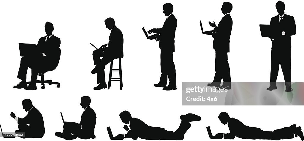 Geschäftsmann Arbeiten auf laptop sitzt stehen und liegen