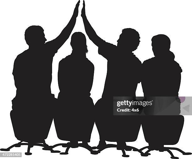 four people silhouettes sitting in a row men high five - 擊掌 幅插畫檔、美工圖案、卡通及圖標