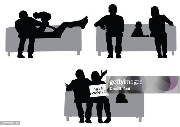 eltern mit ihrem baby - familie sofa stock-grafiken, -clipart, -cartoons und -symbole