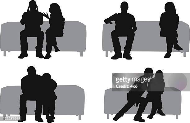 ilustraciones, imágenes clip art, dibujos animados e iconos de stock de silueta de pareja en un sofá en la sala de estar - sillón