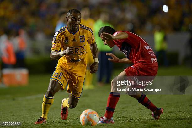 Joffre Guerron of Tigres fights for the ball with Jorge Flores Universitario of Sucre during a second leg match between Tigres and Universitario de...