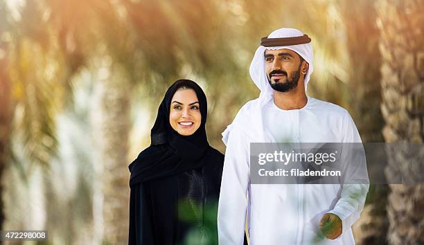 emirati familia - cultura de los emiratos árabes unidos fotografías e imágenes de stock