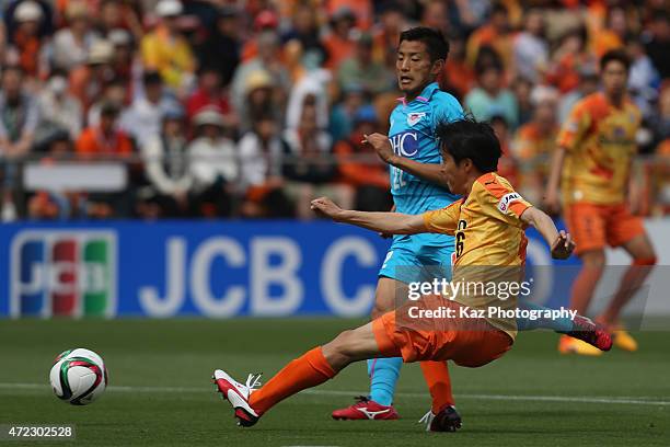 Kota Sugiyama of Shimizu S-Pulse and Kei Ikeda of Sagan Tosu compete for the ball during the J.League match between Shimizu S-Pulse and Sagan Tosu at...