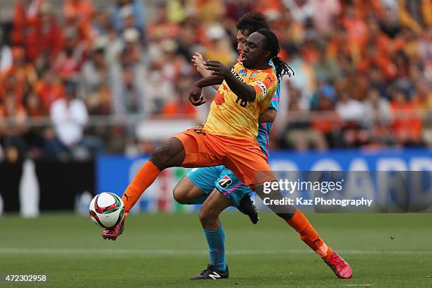 Peter Utaka of Shimizu S-Pulse in action during the J.League match between Shimizu S-Pulse and Sagan Tosu at IAI Stadium Nihondaira on May 6, 2015 in...