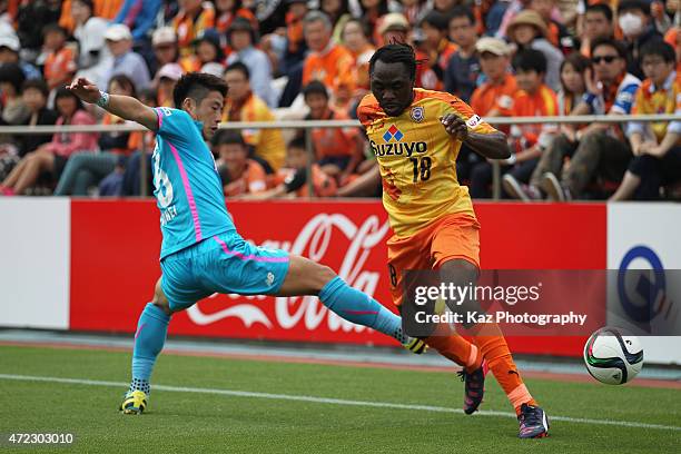 Peter Utaka of Shimizu S-Pulse and Ryuhei Niwa of Sagan Tosu compete for the ball during the J.League match between Shimizu S-Pulse and Sagan Tosu at...