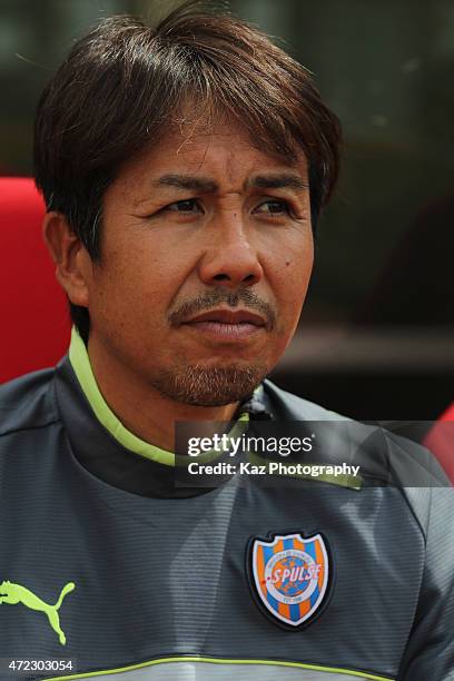 Shimizu S-Pulse head coach Katsumi Oenoki looks on prior to the J.League match between Shimizu S-Pulse and Sagan Tosu at IAI Stadium Nihondaira on...