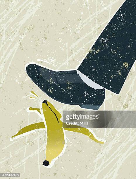 geschäftsmann, die zu fuß über die slip auf banane haut - banana skin stock-grafiken, -clipart, -cartoons und -symbole