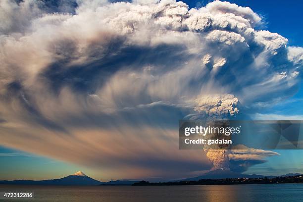 calbuco vulkan - eruption stock-fotos und bilder