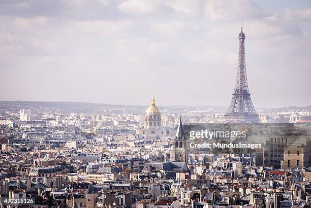 skyline von paris und den eiffelturm. - paris stock-fotos und bilder