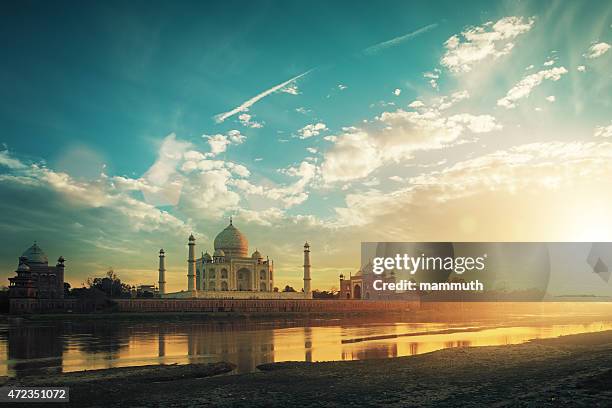 taj mahal en la puesta de sol - agra fotografías e imágenes de stock