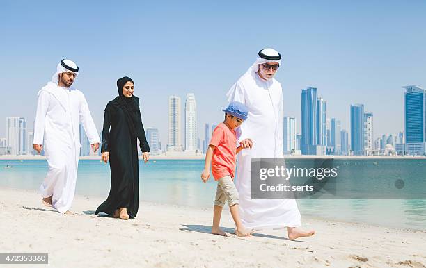 emiradense família aproveitando na praia - muslim woman beach - fotografias e filmes do acervo