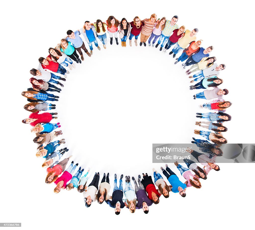 Vista de arriba de rodeado grupo de personas en un círculo.
