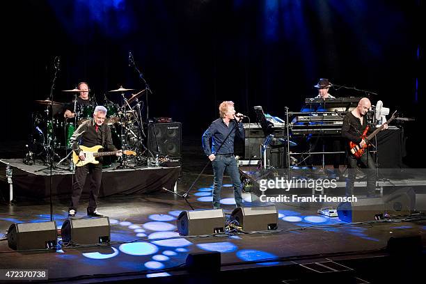 Jimmy Copley, Mick Rogers, Robert Hart, Manfred Mann and Steve Kinch of Manfred Manns Earth Band perform live during a concert at the Admiralspalast...