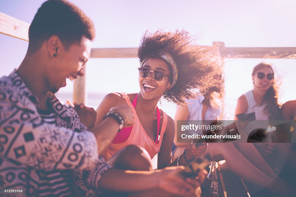 Afro Mädchen in Sonnenbrille Lachen laut mit Freunden