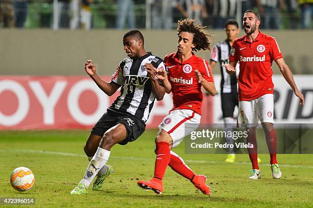 Jemerson of Atletico MG and Valdivia of Internacional battle for the ball during a match between Atletico MG and Internacional as part of Copa...