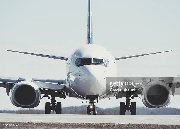 taxiing passenger jet - front view stock pictures, royalty-free photos & images