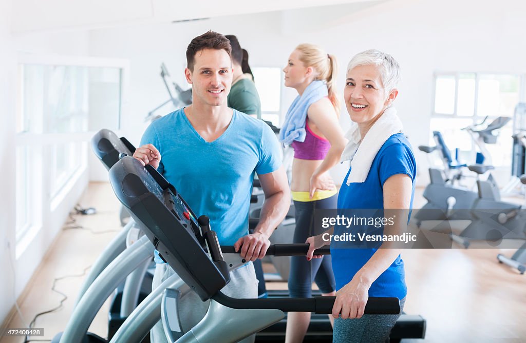 Menschen Laufen auf dem Laufband im Fitnessraum