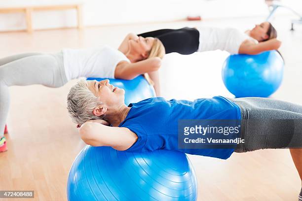 frau training im fitnessraum - exercise ball stock-fotos und bilder