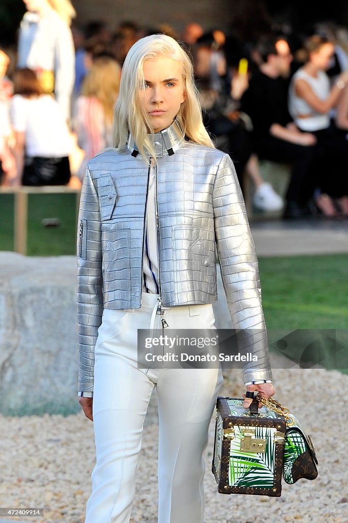 Louis Vuitton Cruise 2016 Resort Collection - Front Row and Show